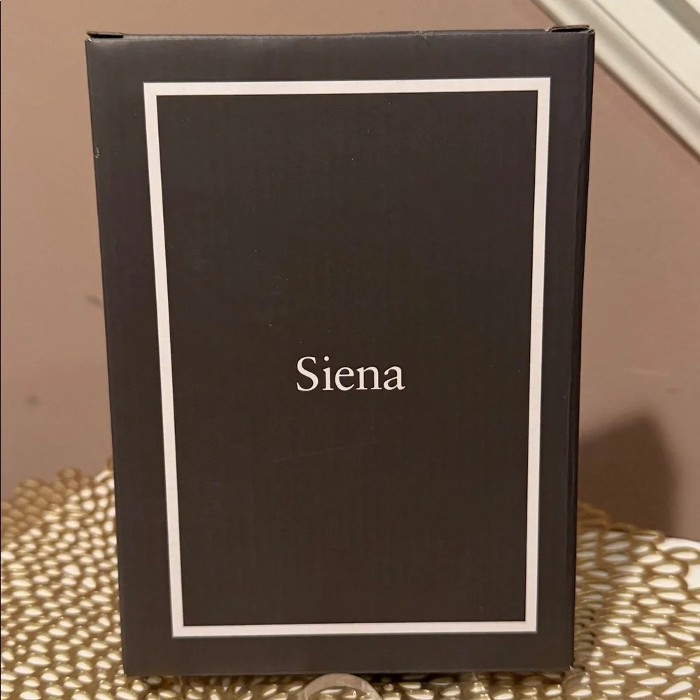 Siena White Enamel with Gold Frame, 4” x 6”